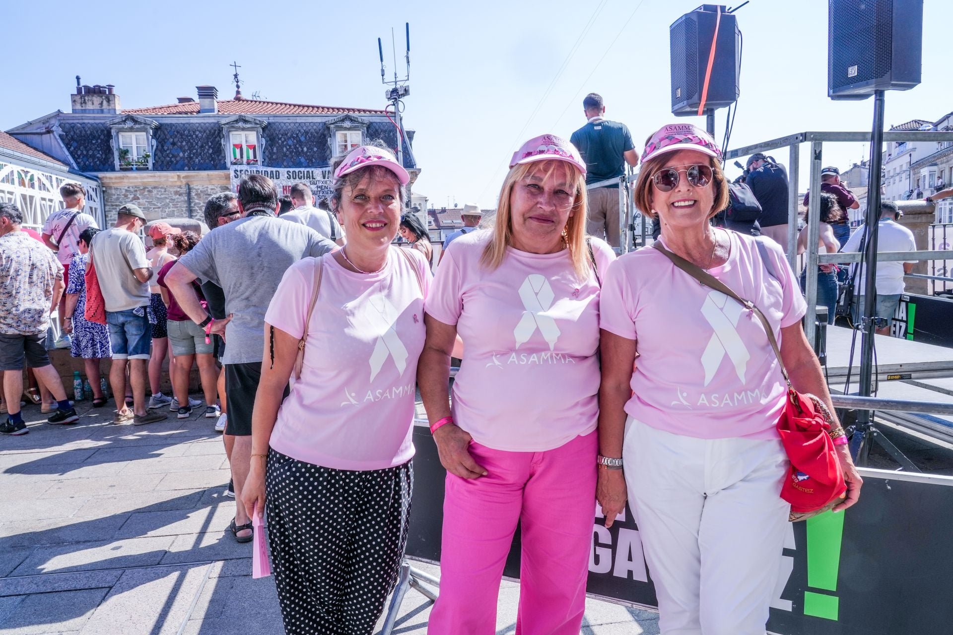Begoña García del Moral, Marisol de Cerio y Txus Aguirrezabal acudieron en representación de Asamma, que celebra sus 35 años de existencia en Vitoria.