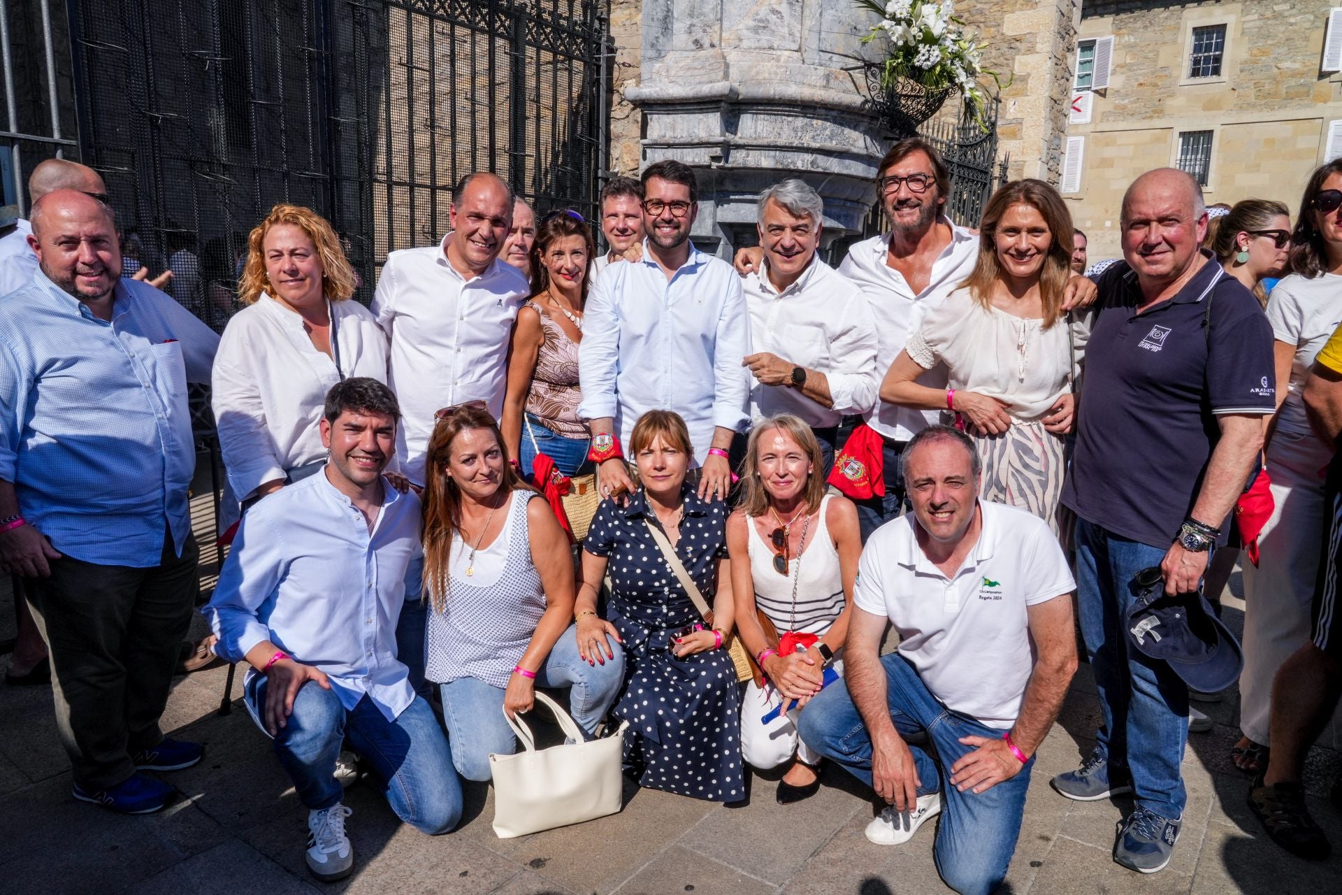 Junto a los líderes del PP en el Ayuntamiento (Iñaki García Calvo) y las Juntas Generales (Iñaki Oyarzabal) acudió el presidente de los populares vascos Javier de Andrés.