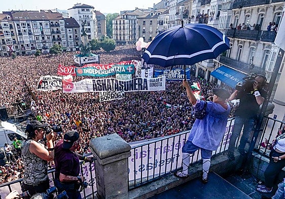Iñaki Kerejazu se dirige al gentío desde la balconada.