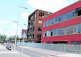 Los dos edificios en su estado actual, por debajo de la cota del paseo nuevo que discurre junto a la ría