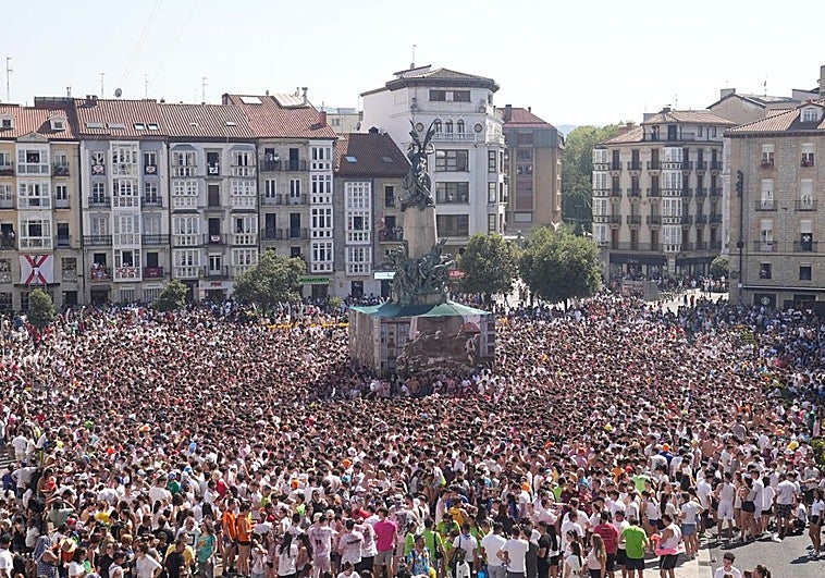Así estaba el ambiente en la plaza de la Virgen Blanca antes de la bajada de Celedón