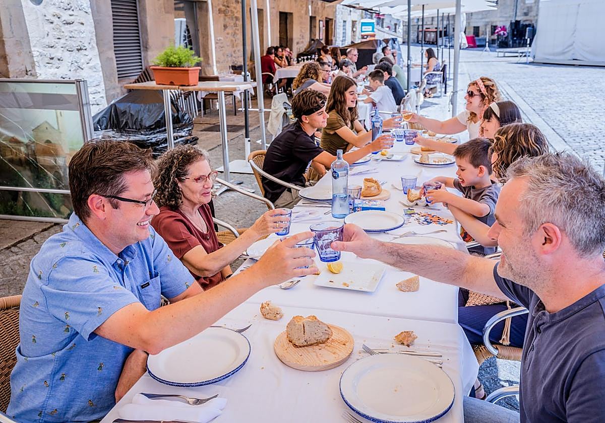 Ya durante el fin de semana el ambiente de prefiestas se ha hecho notar con fuerza en la capital alavesa.