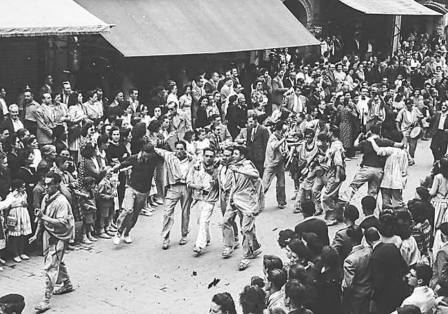 Foto histórica de 22 de julio de 1945, el primer Día del Blusa.