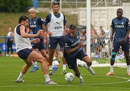 Mariano trata de llevarse la pelota ante Garcés.
