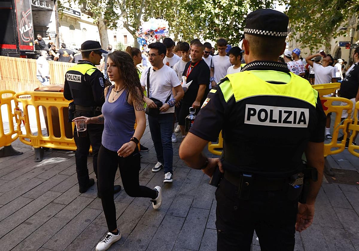 Control de acceso a la plaza de la Virgen Blanca.