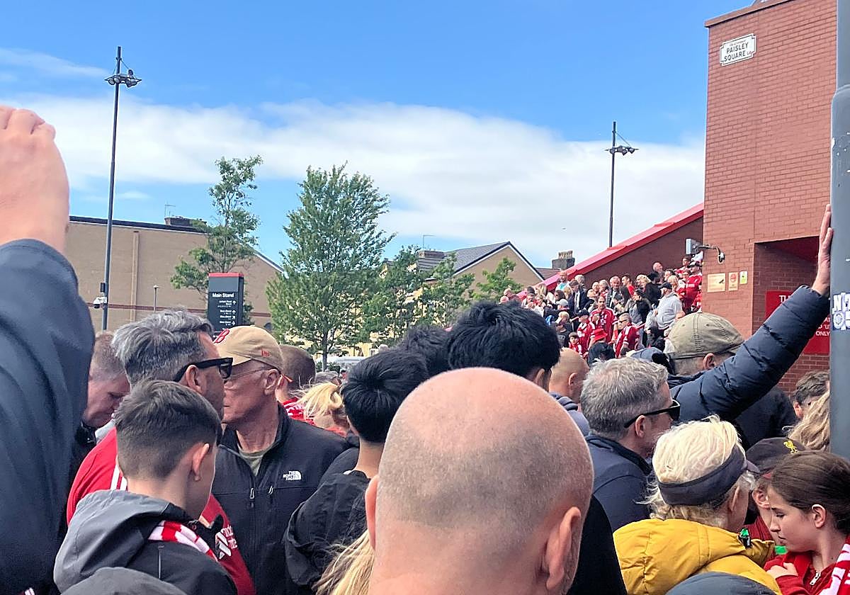 Una alarma de incendios provoca al desalojo momentáneo de la grada principal de Anfield Road a una hora del partido