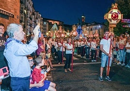 La procesión recorre las céntricas calles de Vitoria.