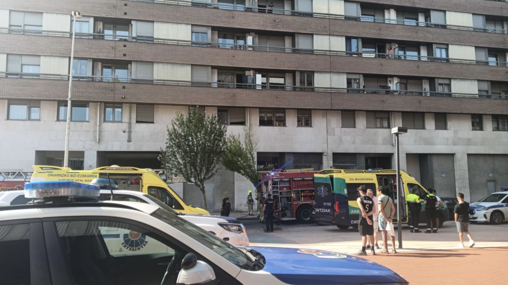 Los servicios de emergencia en el lugar del incendio.