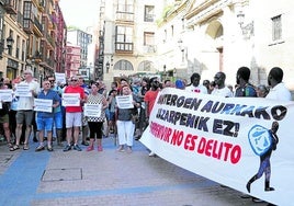 Los manteros portaron una pancarta con el lema 'sobrevivir no es delito'