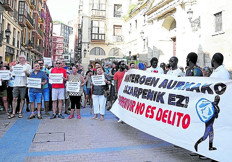 Los manteros portaron una pancarta con el lema 'Sobrevivir no es delito'