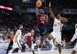 Kamar Baldwin intenta anotar ante la defensa de Andrés Feliz.