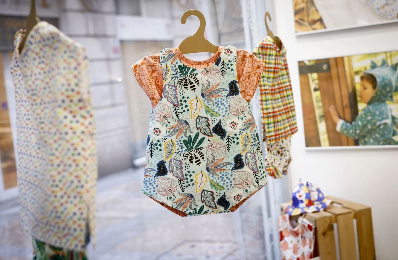 Las prendas con truco de una firma bilbaína para viajar ligero con niños sin llenar la maleta