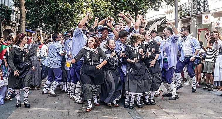 Blusas y neskas se divierten a lo grande en el primer paseíllo de Fiestas.