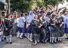 Blusas y neskas se divierten a lo grande en el primer paseíllo de Fiestas.