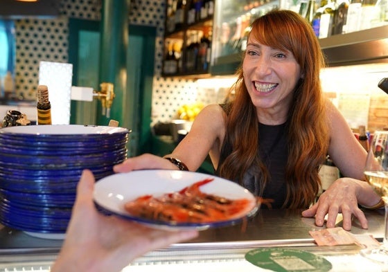 Isabel, la camarera bilbaína que mira a los ojos de los clientes