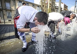 Un grupo de blusas se refresca frente a la Catedral Nueva.