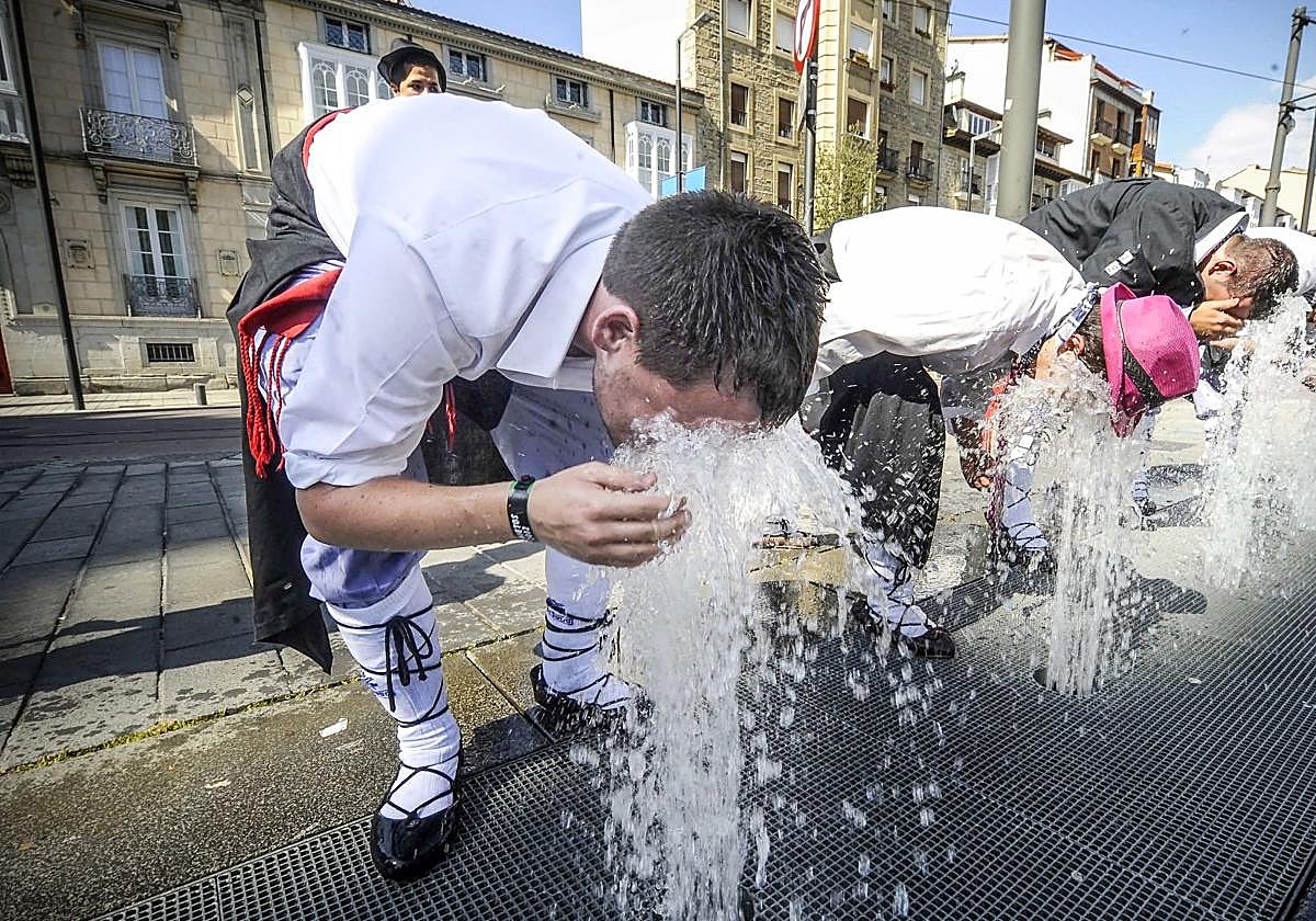 Un grupo de blusas se refresca frente a la Catedral Nueva.