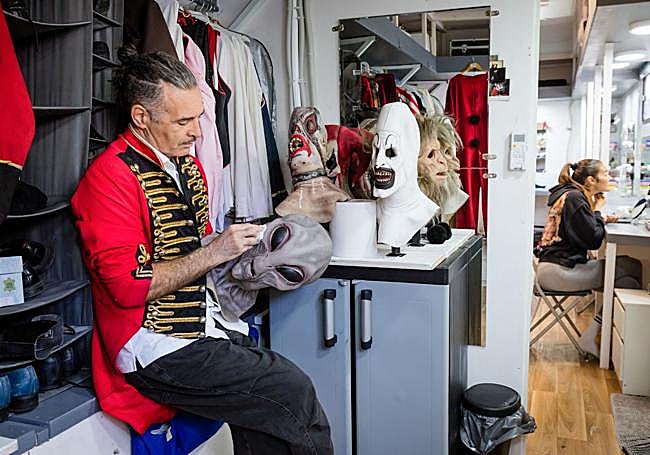 Kike Aguilera pone a punto una de sus máscaras.