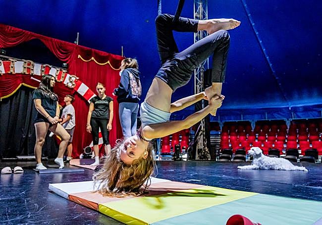 Kira Bartiuk-Barvinska hace acrobacias con Gioia, Alessandro y Michelle al fondo.