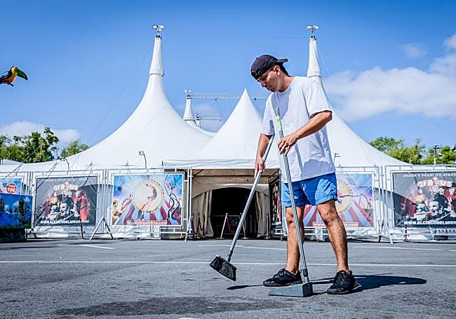 Juan Castellanos es uno de los 'manitas' del circo.