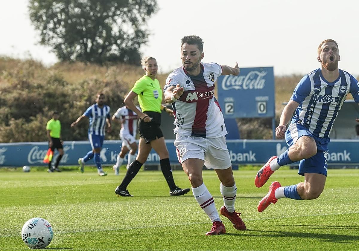 Carlos Vicente se duele en un lance del encuentro.