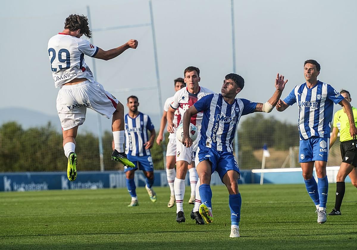 Aleñá pelea con un rival.