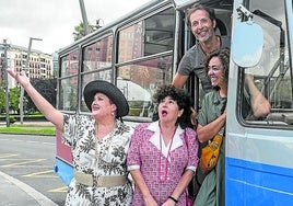 El elenco artístico llegó al Euskalduna en un 'azulito'.