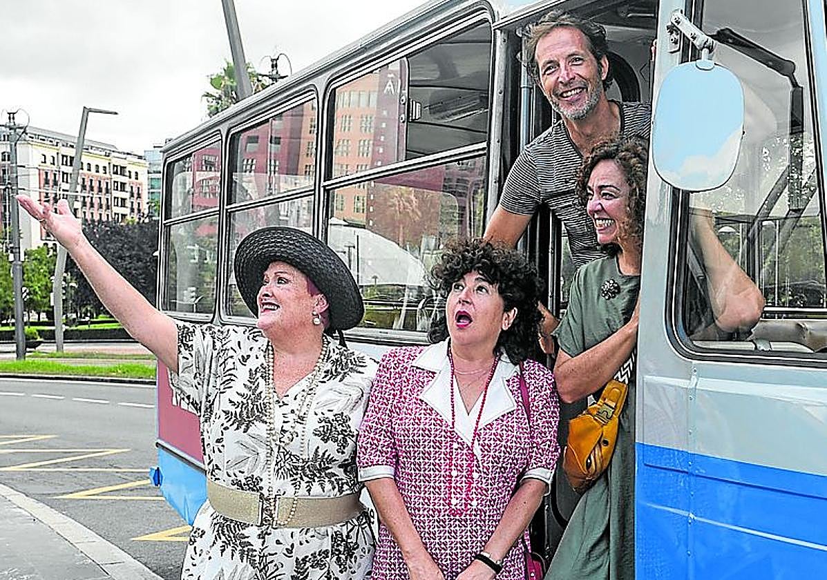 El elenco artístico llegó al Euskalduna en un 'azulito'.