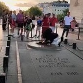 Detenido por encenderse un cigarro en la llama de la tumba del soldado desconocido