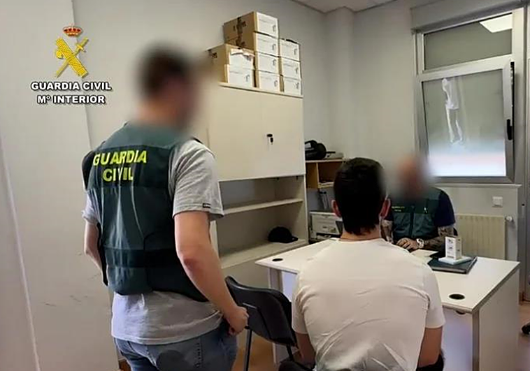 Detenidos dos jóvenes por grabar y difundir imágenes de contenido sexual de 27 mujeres, entre ellas una vizcaína