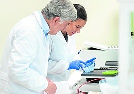 Investigadores de Oncomatrix trabajan en uno de los laboratorios de la compañía con sede en Derio.