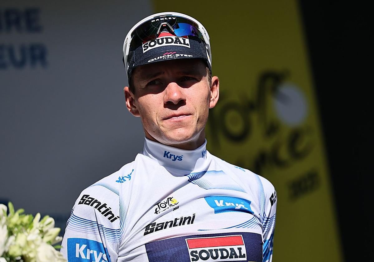 El ciclista belga Remco Evenepoel, del equipo Soudal Quick-Step, celebra en el podio con su maillot blanco de mejor ciclista joven durante la sexta etapa del Tour de Francia.