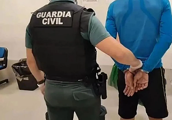 Un guardia civil acompaña al detenido en los juzgados de San Sebastián.