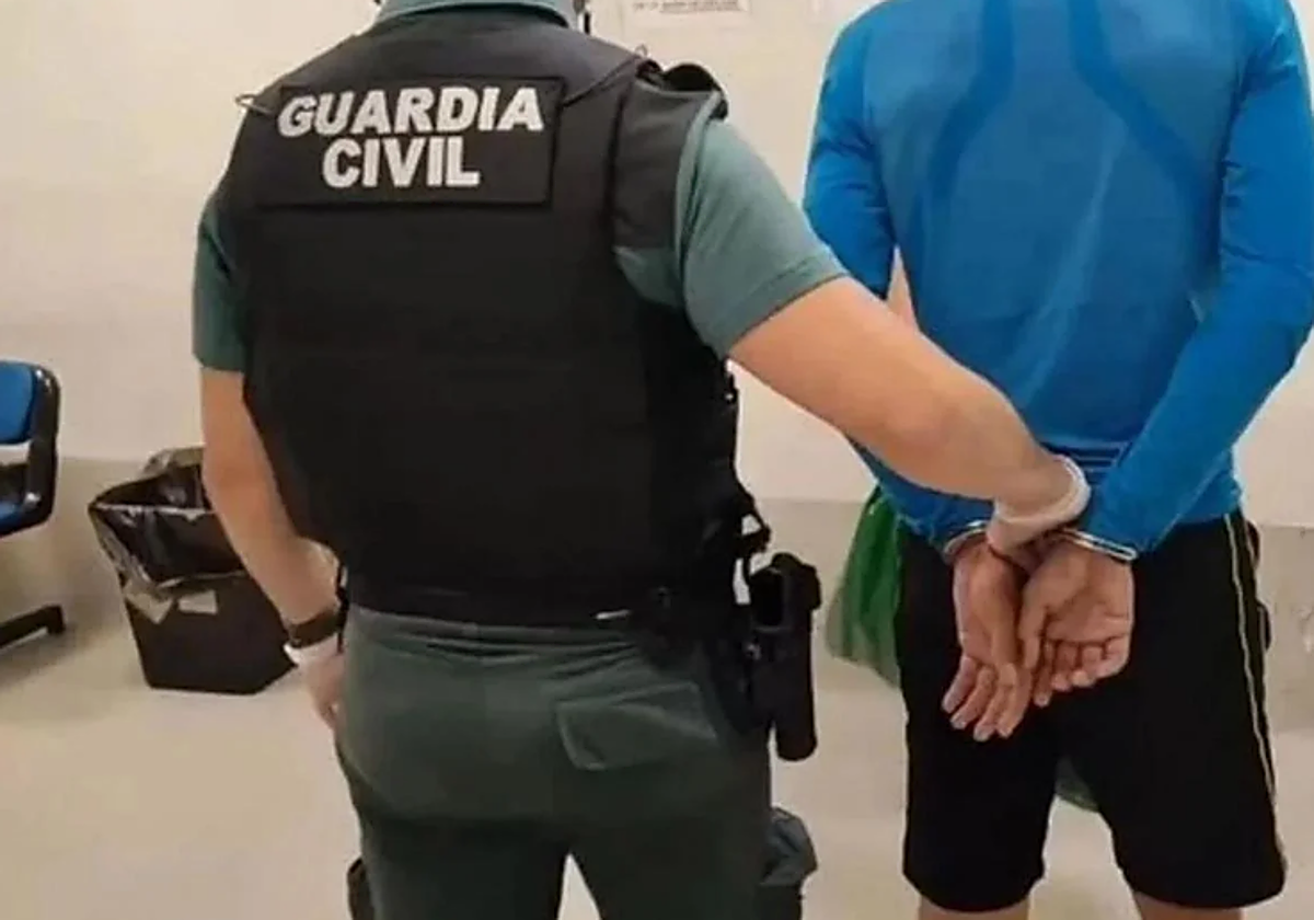 Un guardia civil acompaña al detenido en los juzgados de San Sebastián.