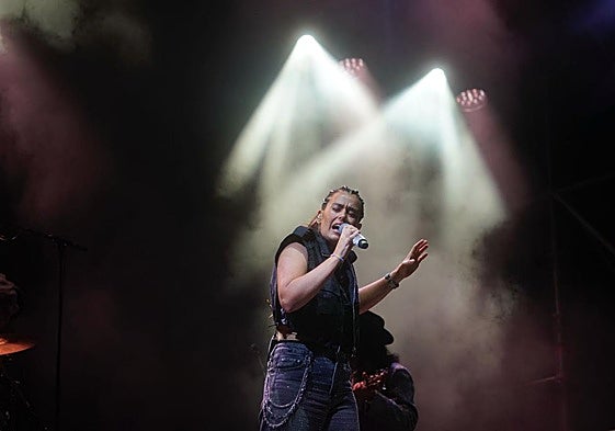 Isabel Aaiún ha actuado en la noche del martes en la plaza de los Fueros.