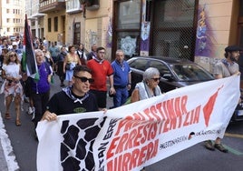 La manifestación avanza por la calle Siervas de Jesús.