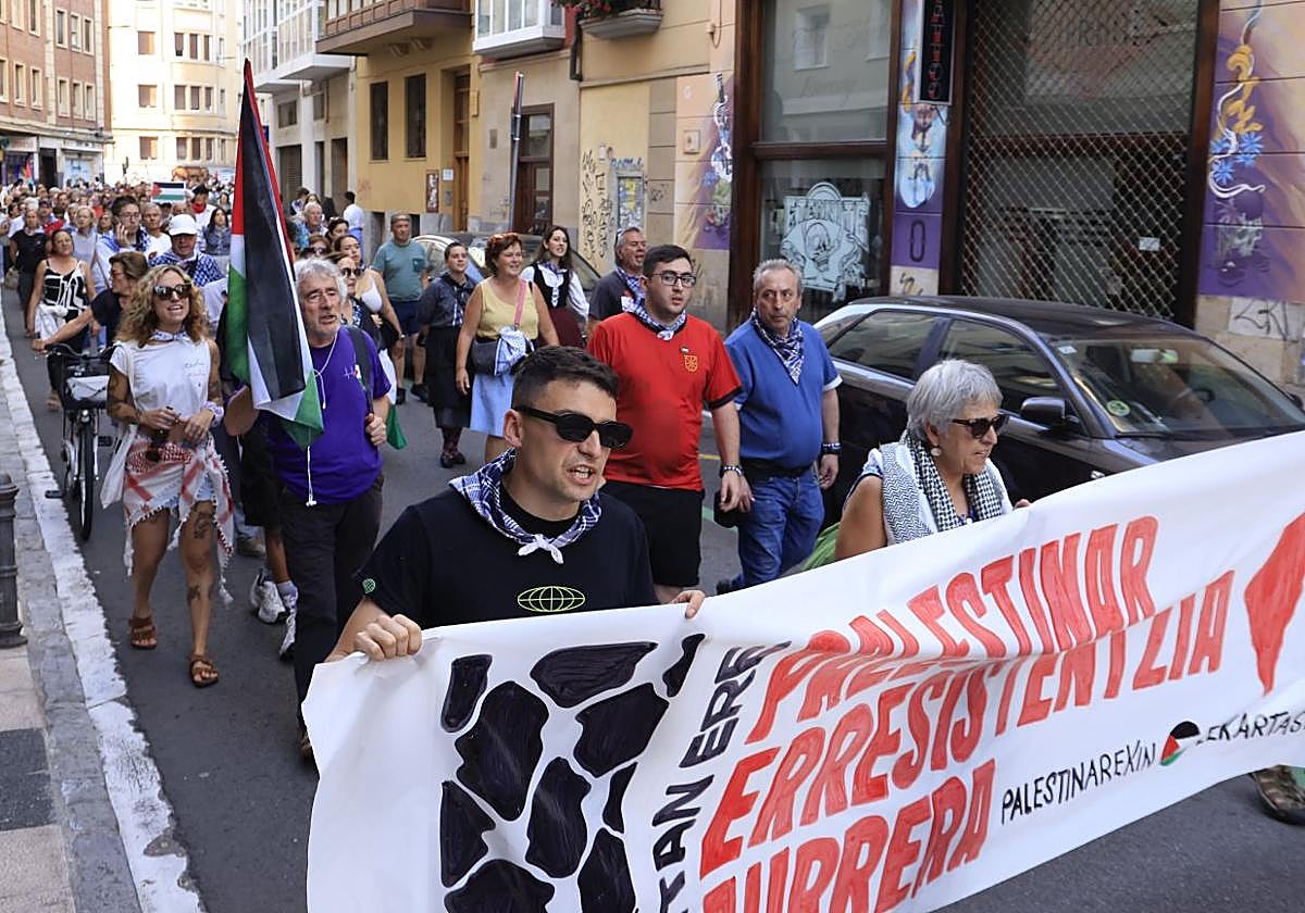 Miles de personas se manifiestan en Vitoria en apoyo al pueblo ...