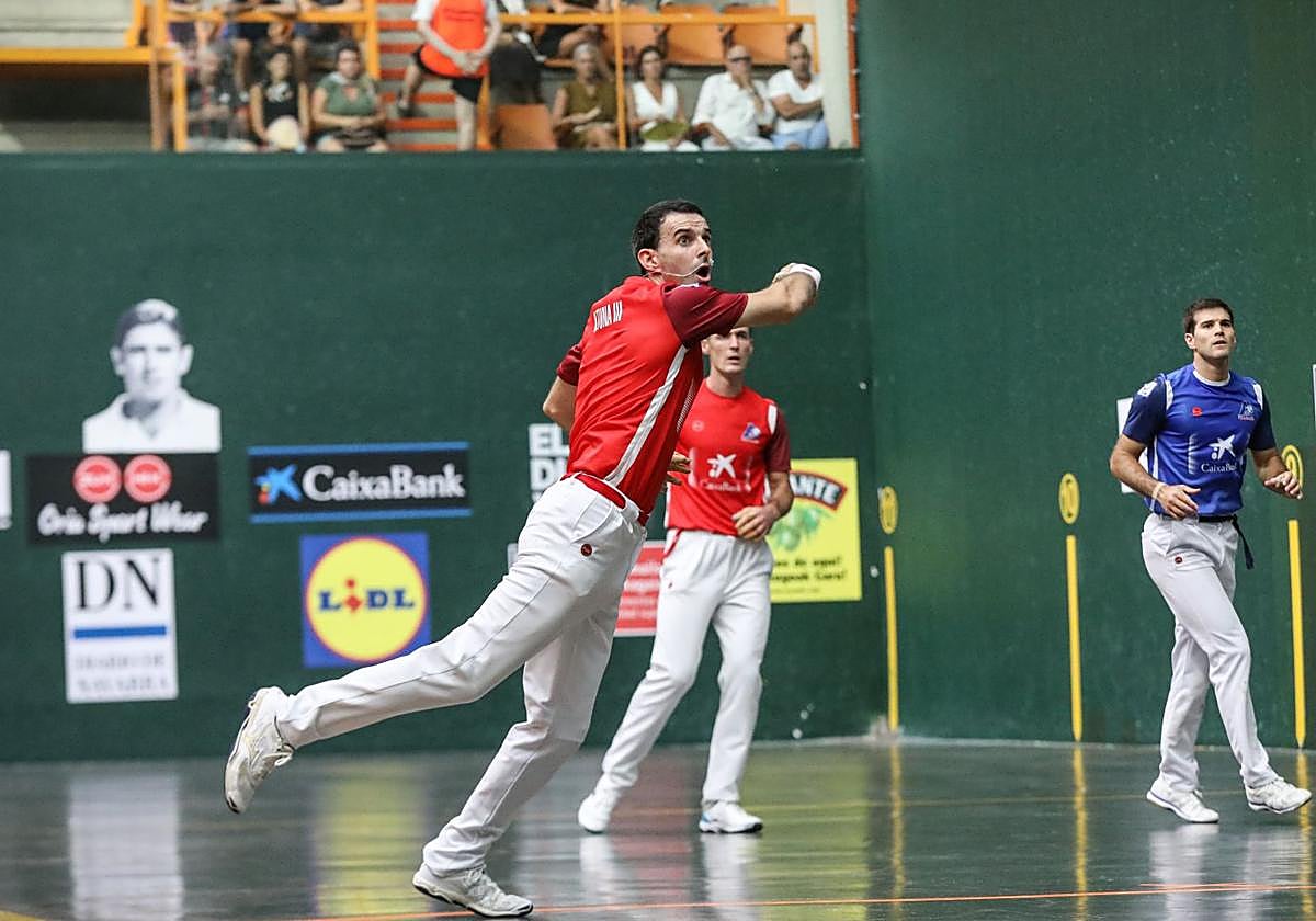 Altuna III golpea la pelota desde el ancho.