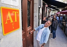Placa de un alojamiento turístico en Bilbao.