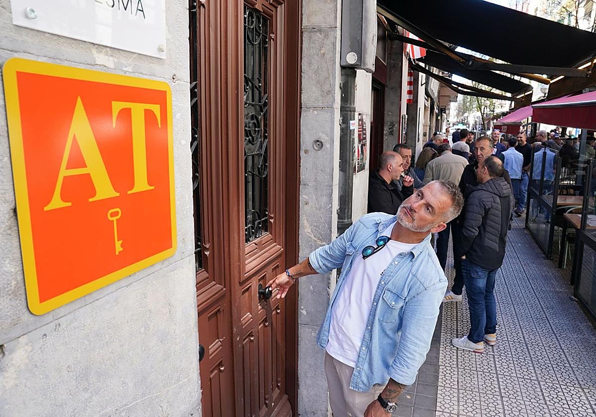 Placa de un alojamiento turístico en Bilbao.