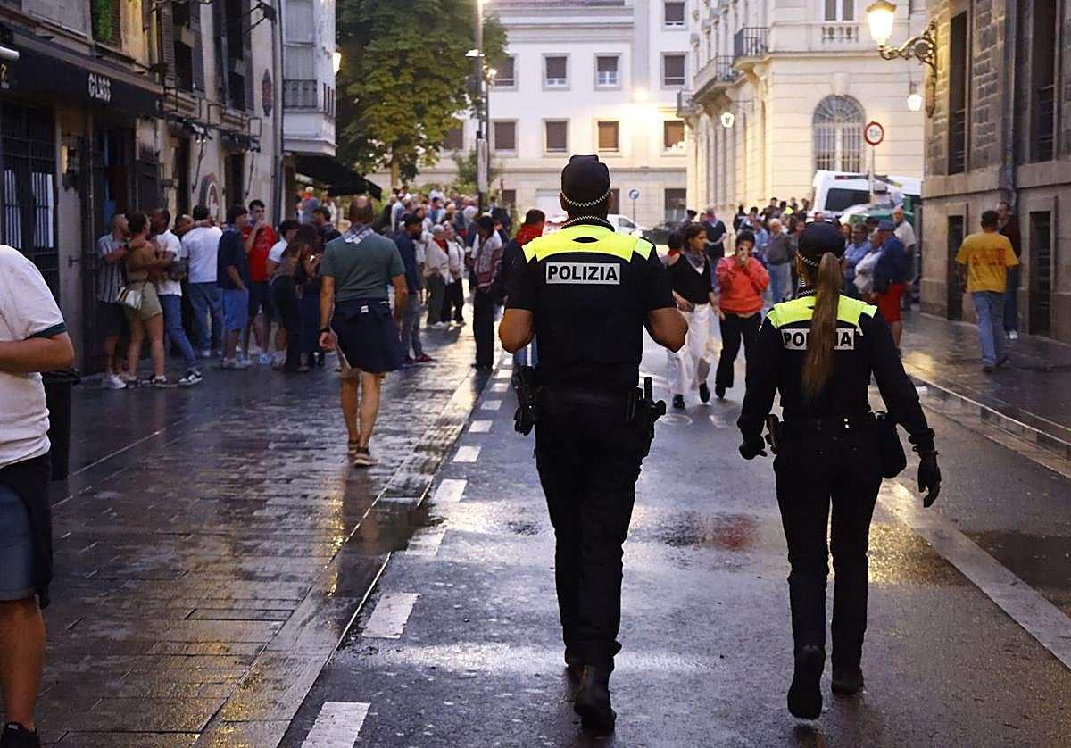 Agentes de la Policía Local patrullan a pie por el centro de Vitoria.