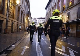 Agentes de la Policía Local patrullan estas fiestas por la calle Mateo Moraza.