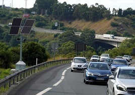 La estación de radar instalada a la altura de Ontón, junto a la muga con Bizkaia, para los que regresan de Cantabria.