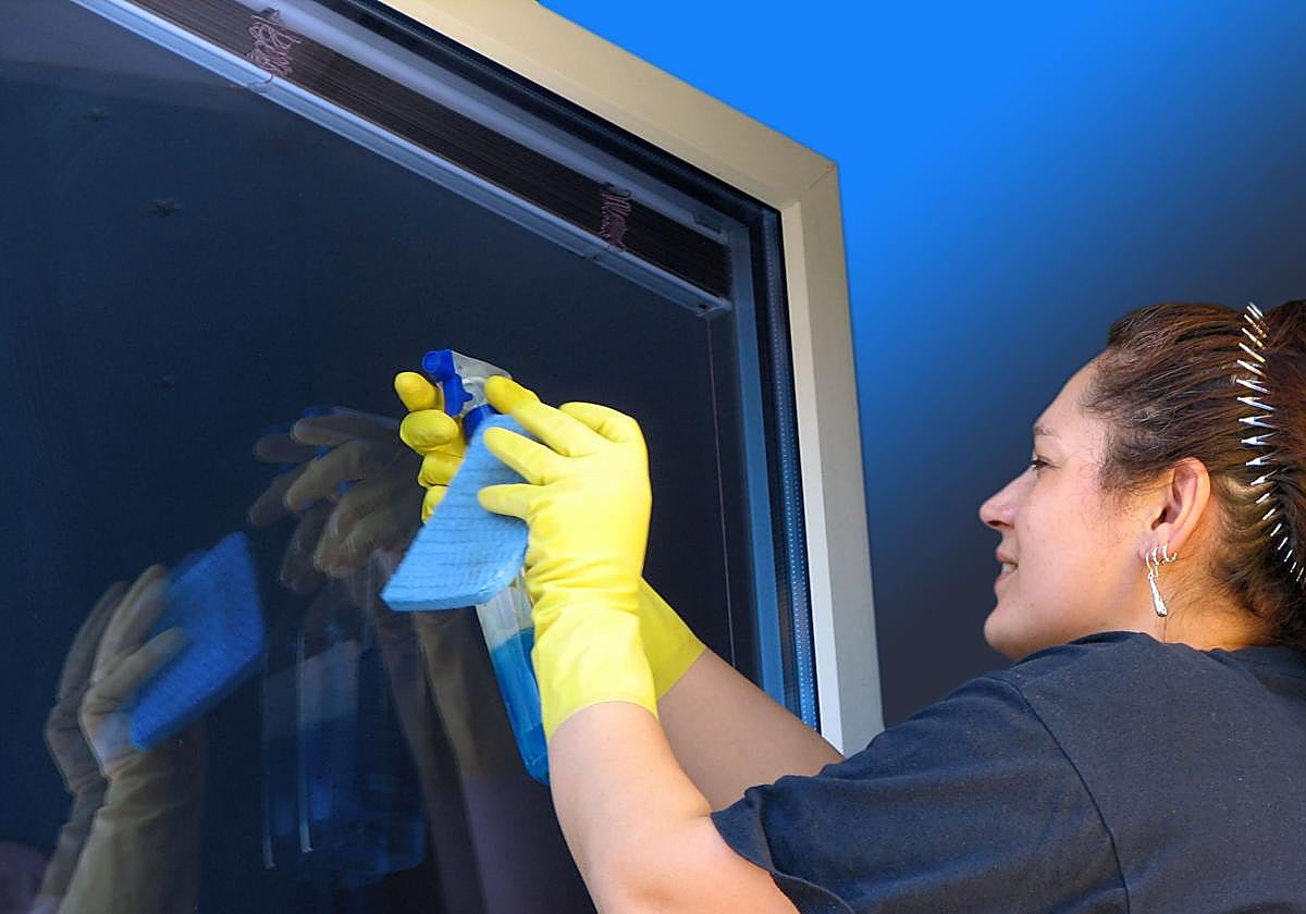 El sencillo método para limpiar los marcos de las ventanas que los deja como nuevos