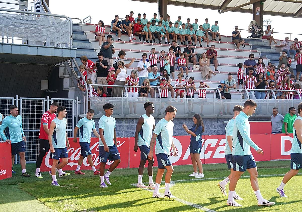 Imagen principal - Ilusión rojiblanca ante el bache del Athletic: «Me está gustando el equipo, pero hace falta Laporte»