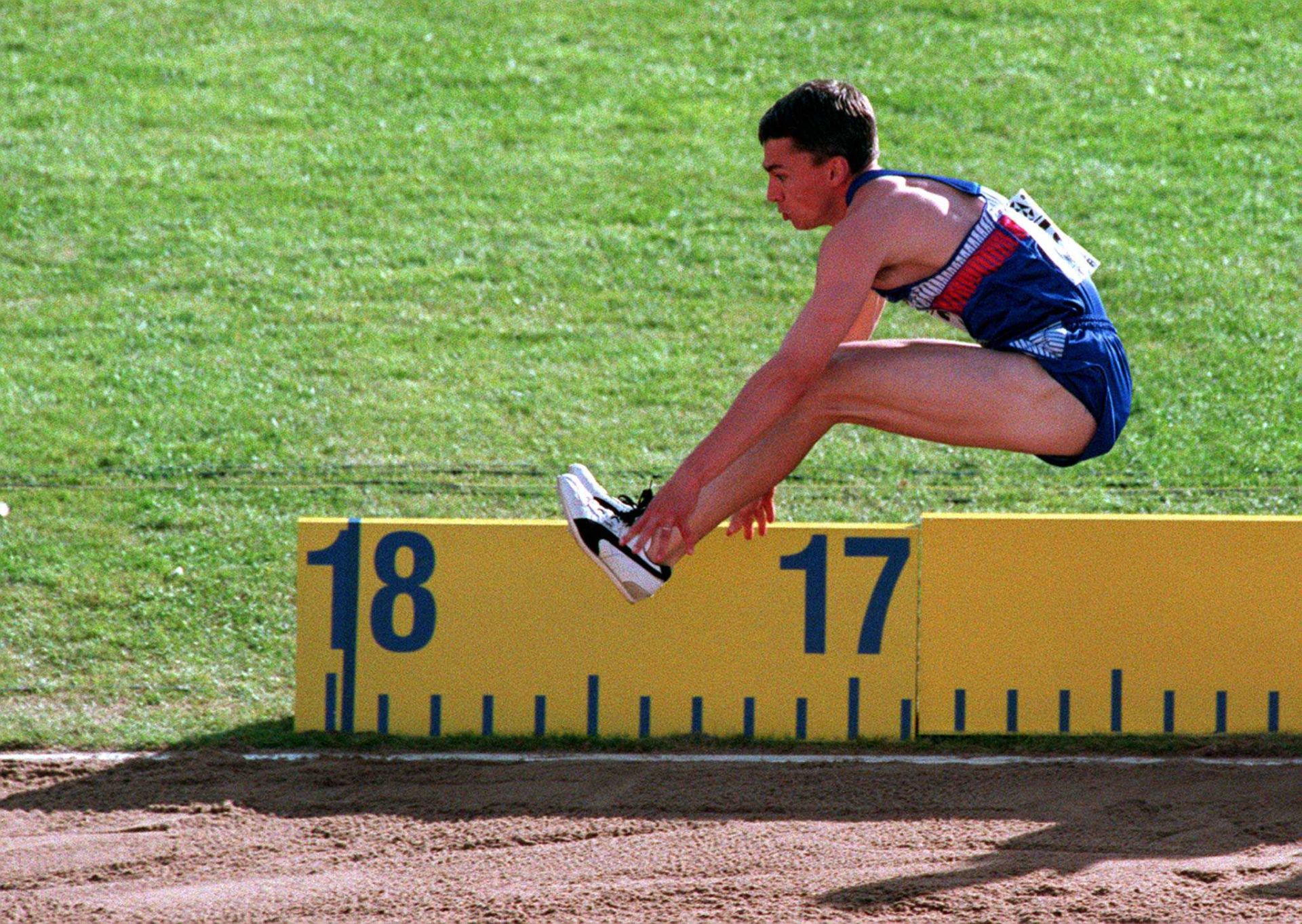 Jonathan Edwards vuelta en la final de triple salto de Gotemburgo en 1995.