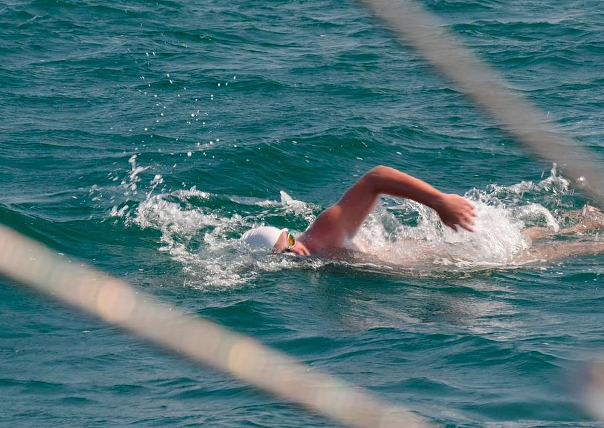 Imagen secundaria 1 - El vasco que bate récords en aguas gélidas entre medusas gigantes
