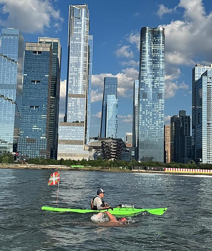 Imagen secundaria 2 - El vasco que bate récords en aguas gélidas entre medusas gigantes