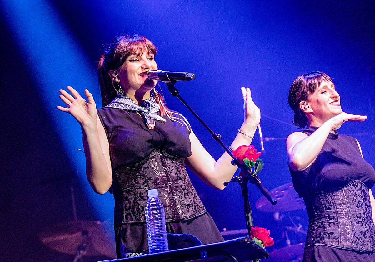 Rozalén junto a Beatriz Romero, intérprete de lengua de signos que le acompaña en los conciertos.