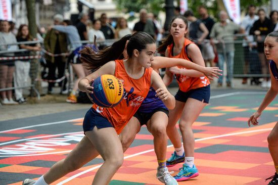 Unas niñas disputan un partido de 3x3 en el torneo Bilbao Jokoan.